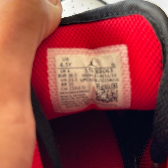 Nike Air Jordon 1 Low 4.5 Youth Black/White/Fire Red - Picture 9 of 14